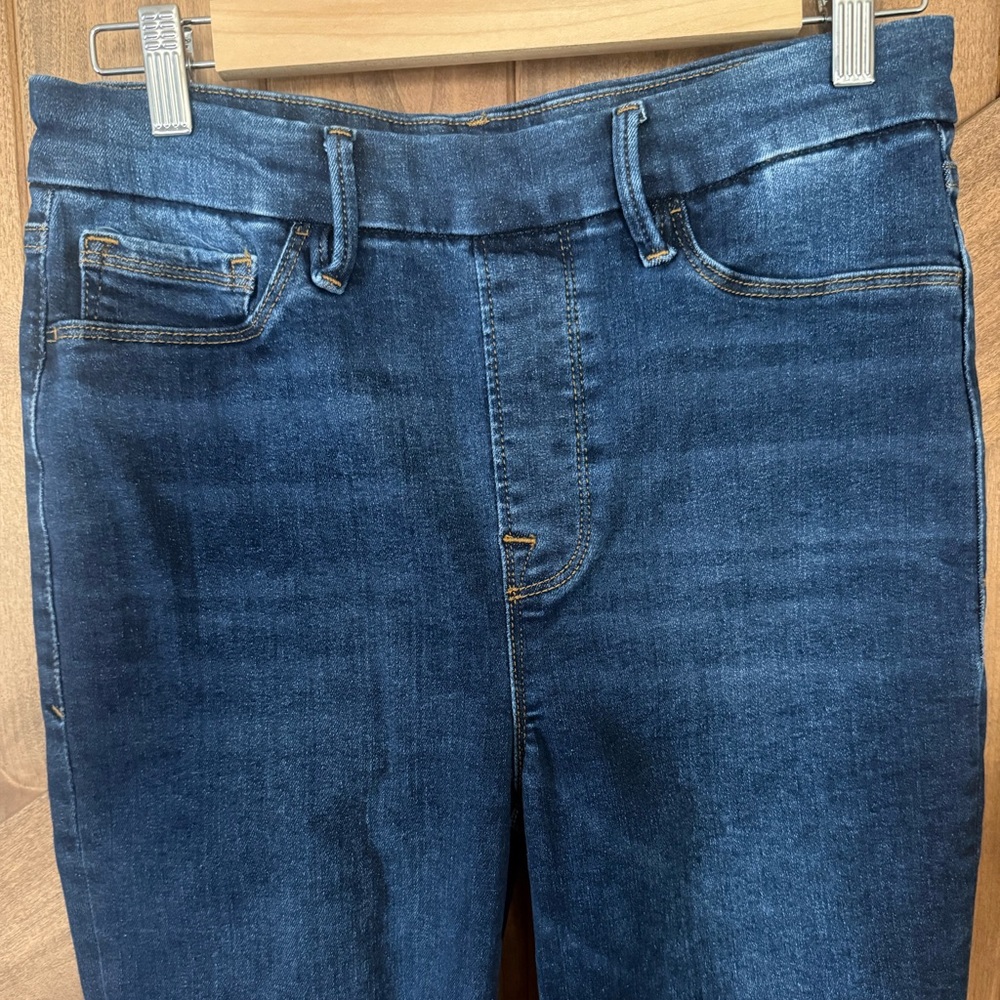 Good American Pull On Straight Jeans. Indigo491. Medium